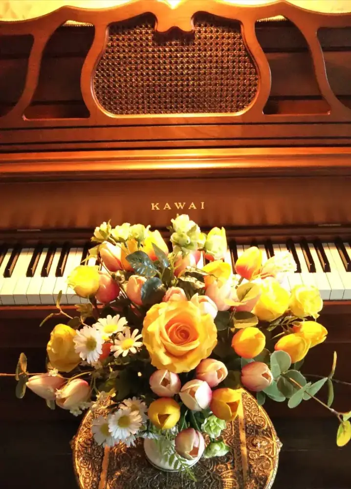 アップライトピアノと春のお花