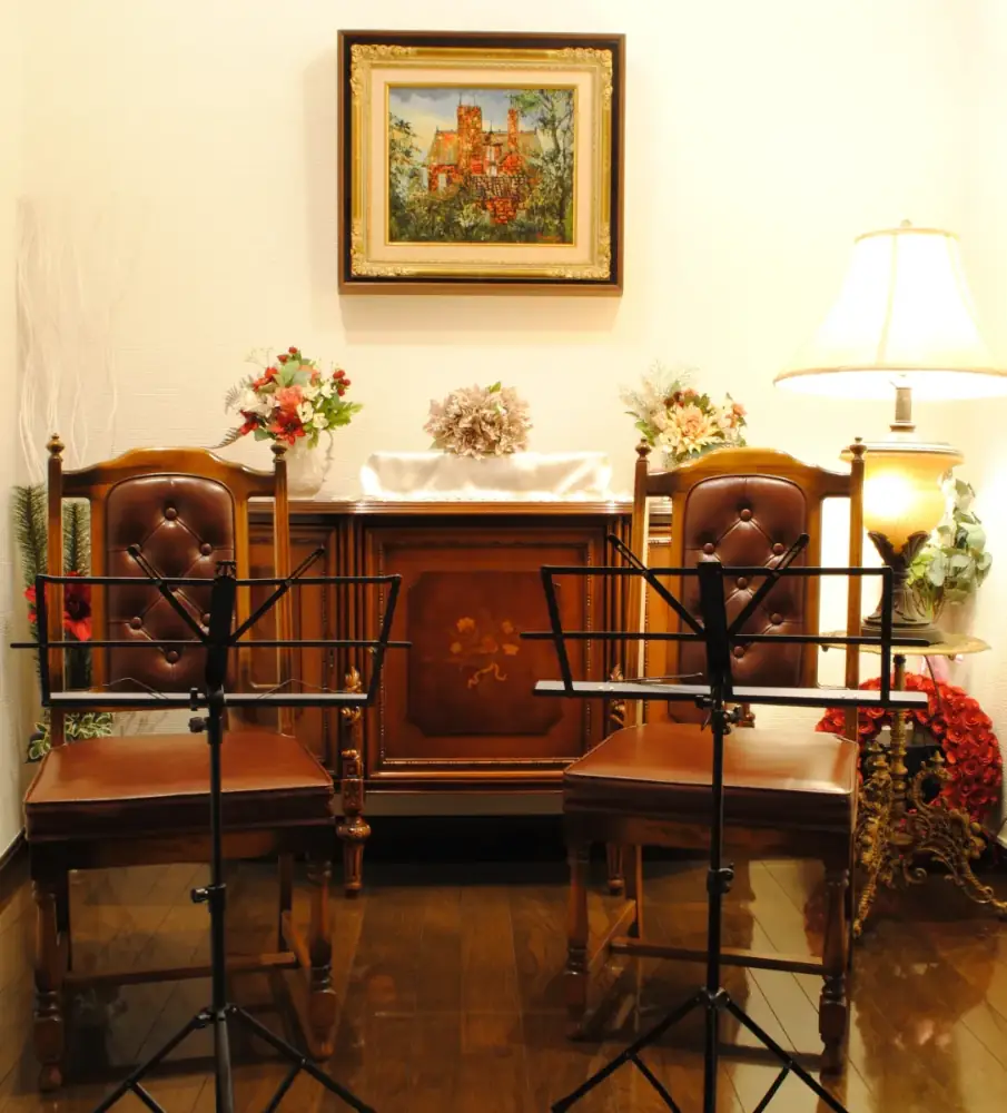 スタジオ内部に置かれた2つの譜面台